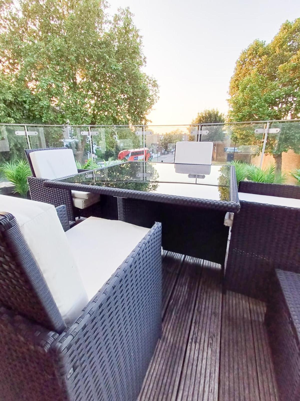 Clapham Court Penthouse Apartment *
